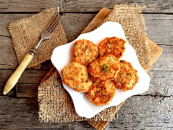 Полезни и вкусни кюфтета от накълцана на кайма сьомга и пушена скумрия на фурна - снимка на рецептата Полезни и вкусни кюфтета от накълцана на кайма сьомга и пушена скумрия на фурна - снимка на рецептата